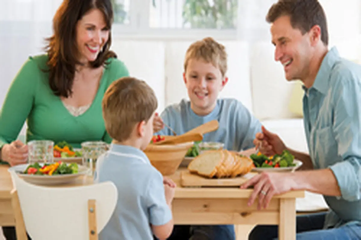 ۶ فایده غذا خوردن با خانواده برای کودک