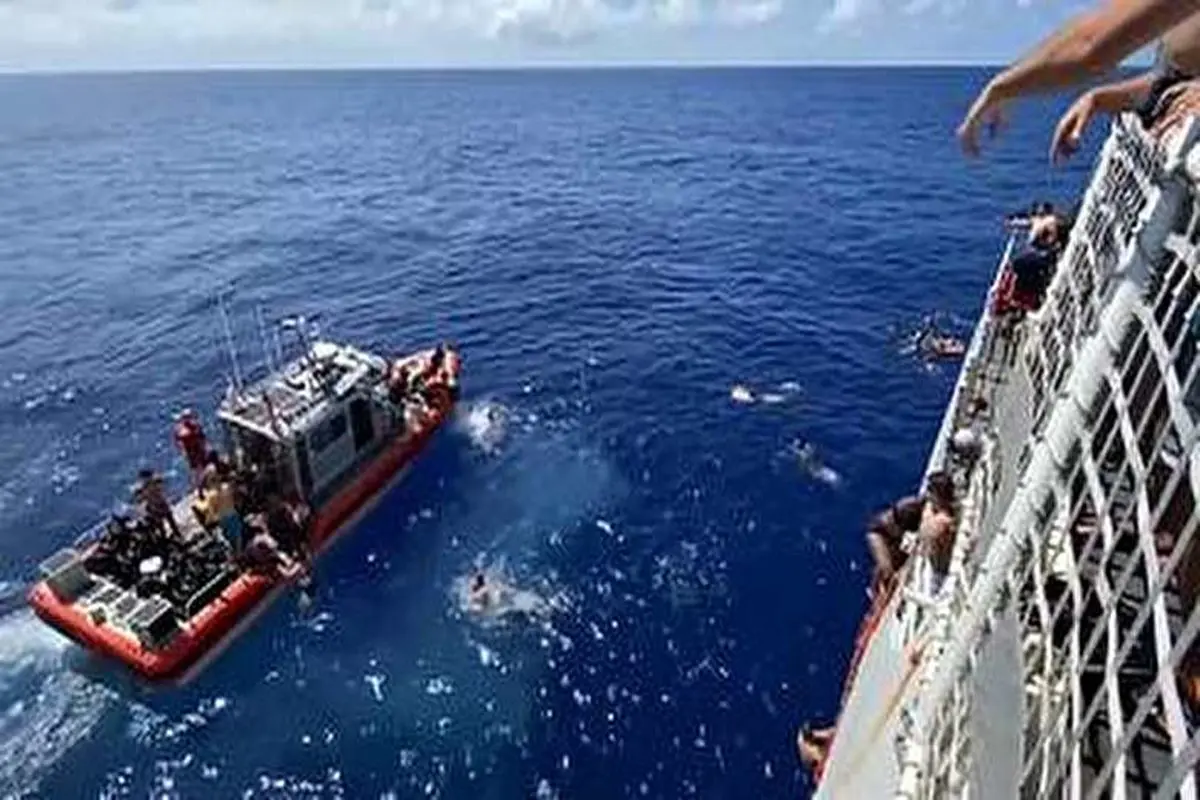 تصاویر خیره‌کننده سوختن و غرق شدن کشتی تفریحی در ساحل ایتالیا + فیلم