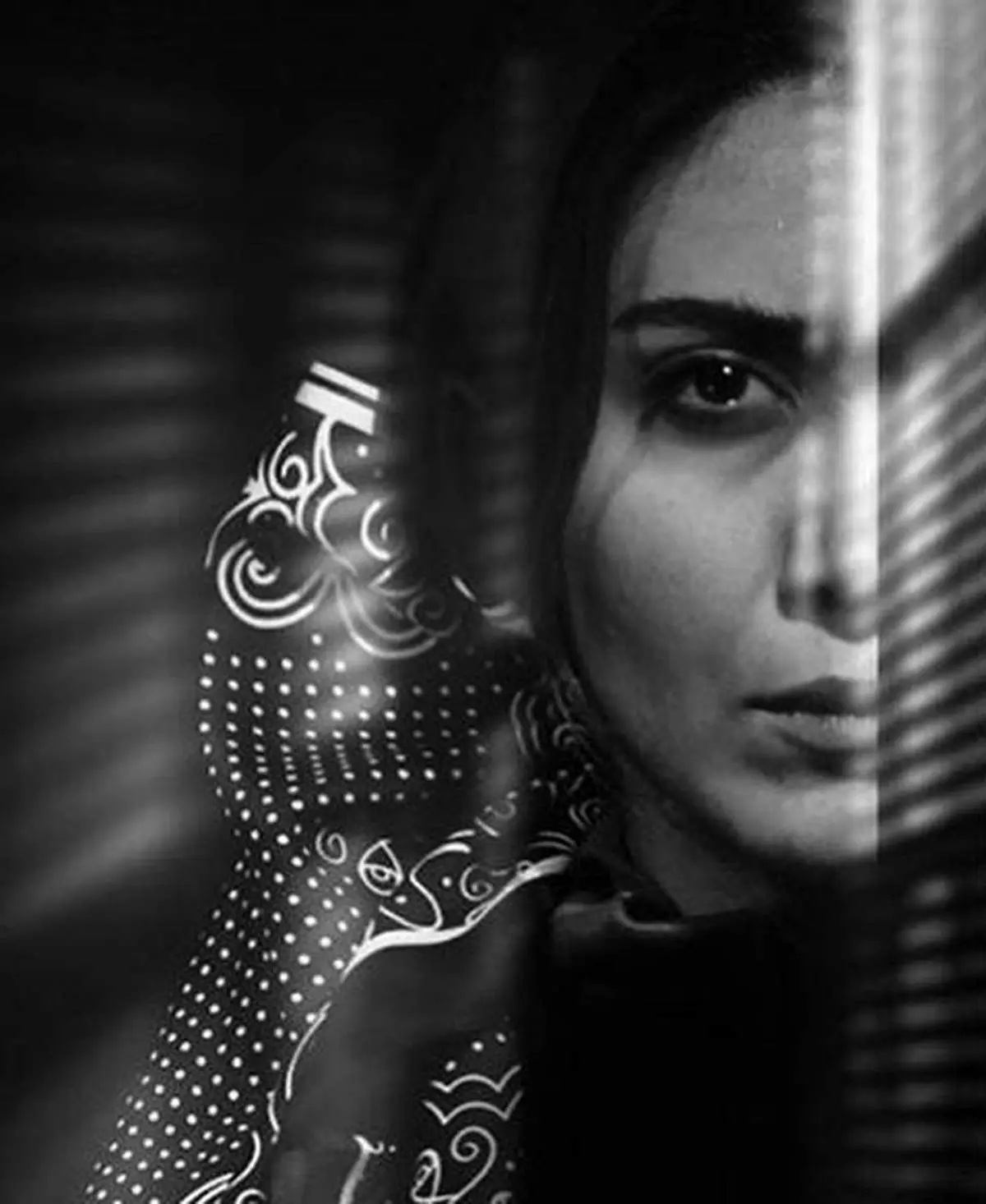 نیکی مظفری و یک عکس سیاه و سفید