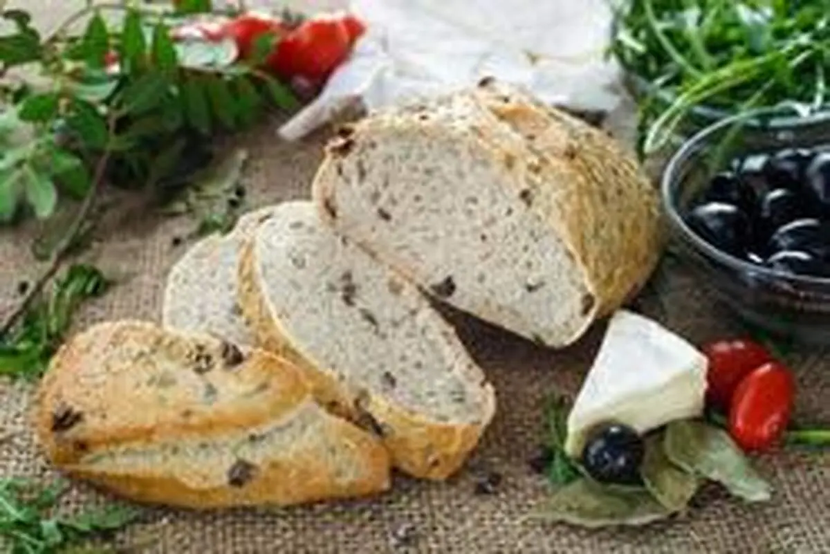 طرز تهیه نان زیتون و سبزیجات
