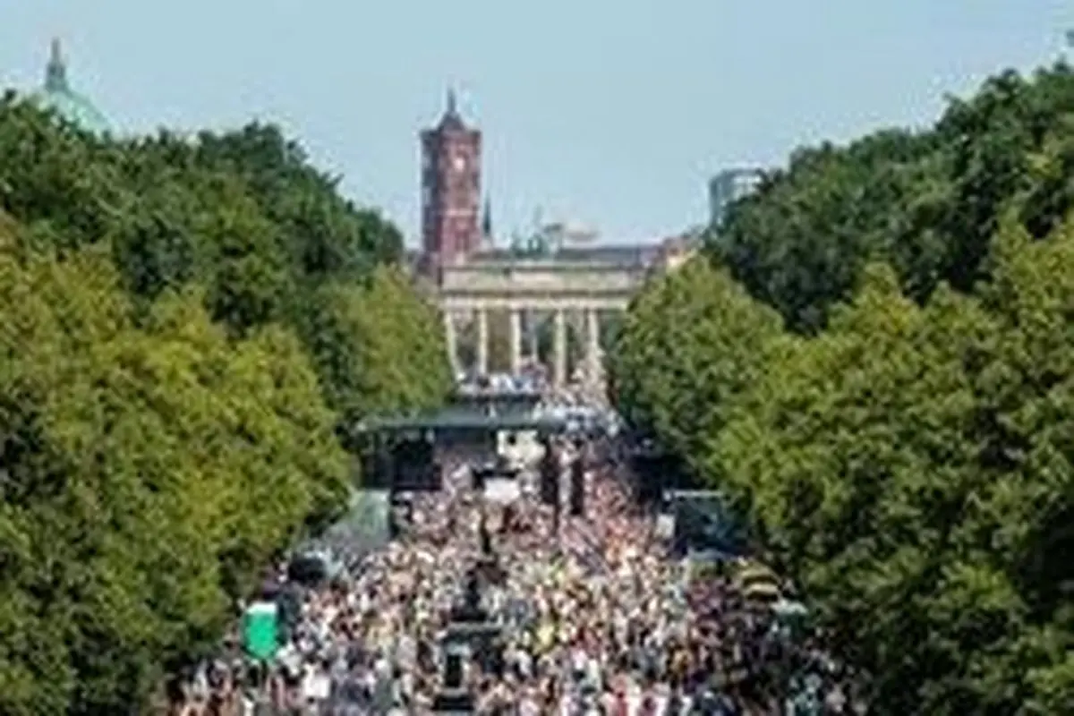 اعتراض آلمانی‌ها به محدودیت‌های کرونا در خیابان‌های برلین