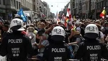 تظاهرات هزاران نفری در برلین علیه محدودیت‌های کرونایی با ۳۰۰ بازداشتی