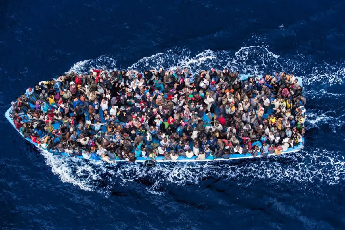 پهلو گرفتن قایق حامل ۳۷۰ پناهجو درجزیره لمپدوسا ایتالیا+ فیلم
