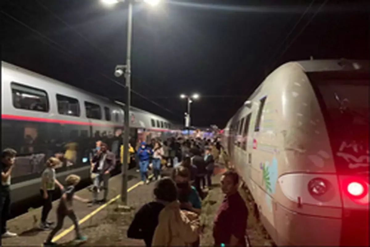 قطعی برق در فرانسه؛ صد‌ها نفر در قطار‌های سریع السیر گرفتار شدند+عکس