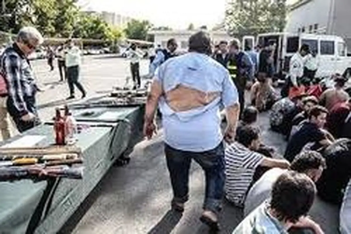 حمله اراذل و اوباش با قمه به بنگاهدار محل+فیلم