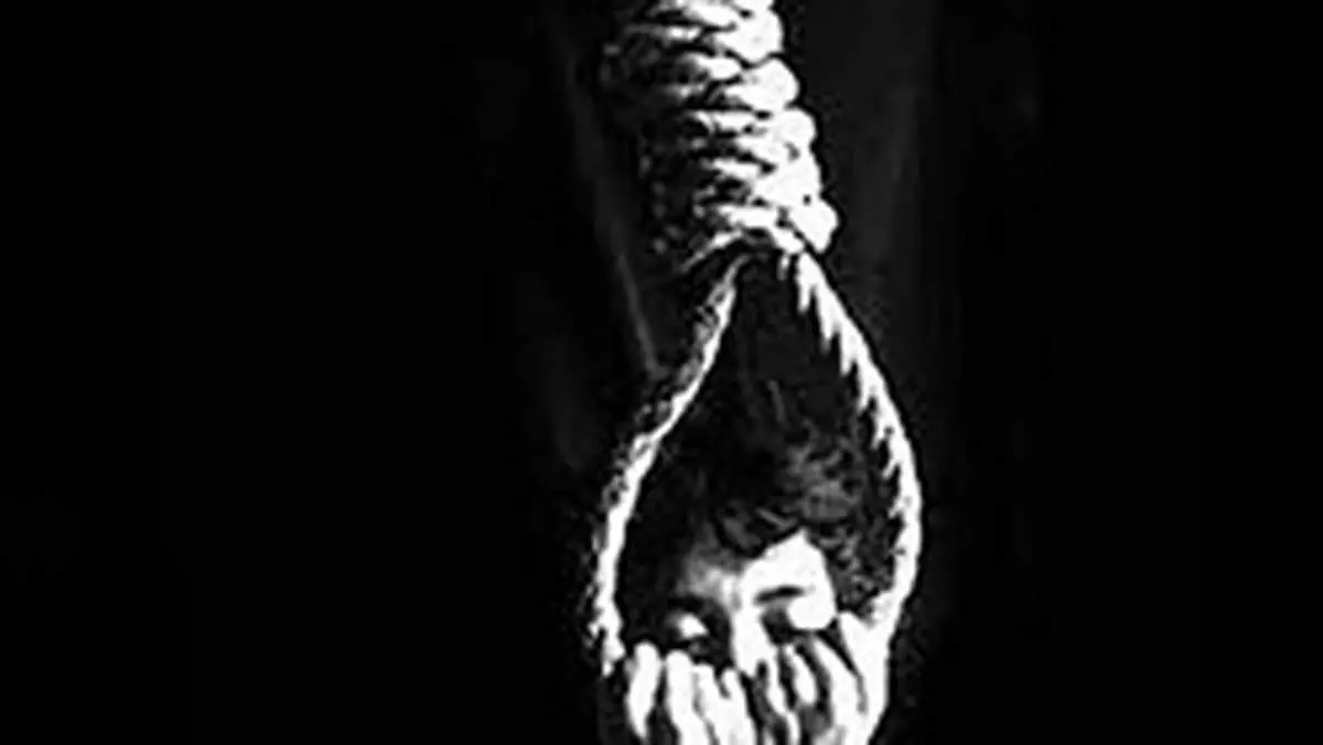 کشف جسد حلق آویز شده دختر ۱۳ ساله بدون لباس در یک کلبه چوبی