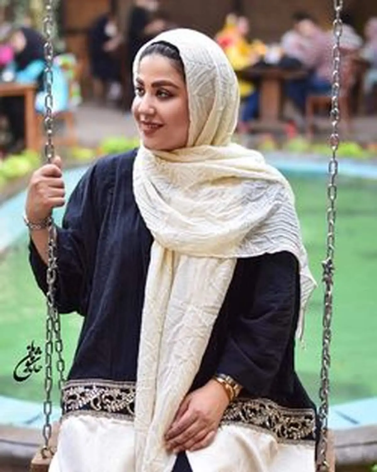 خانم مجری درحال تاب سواری
