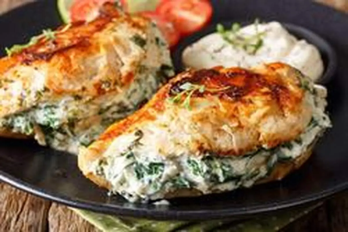 طرز تهیه سینه مرغ با پنیر خامه‌ای و اسفناج