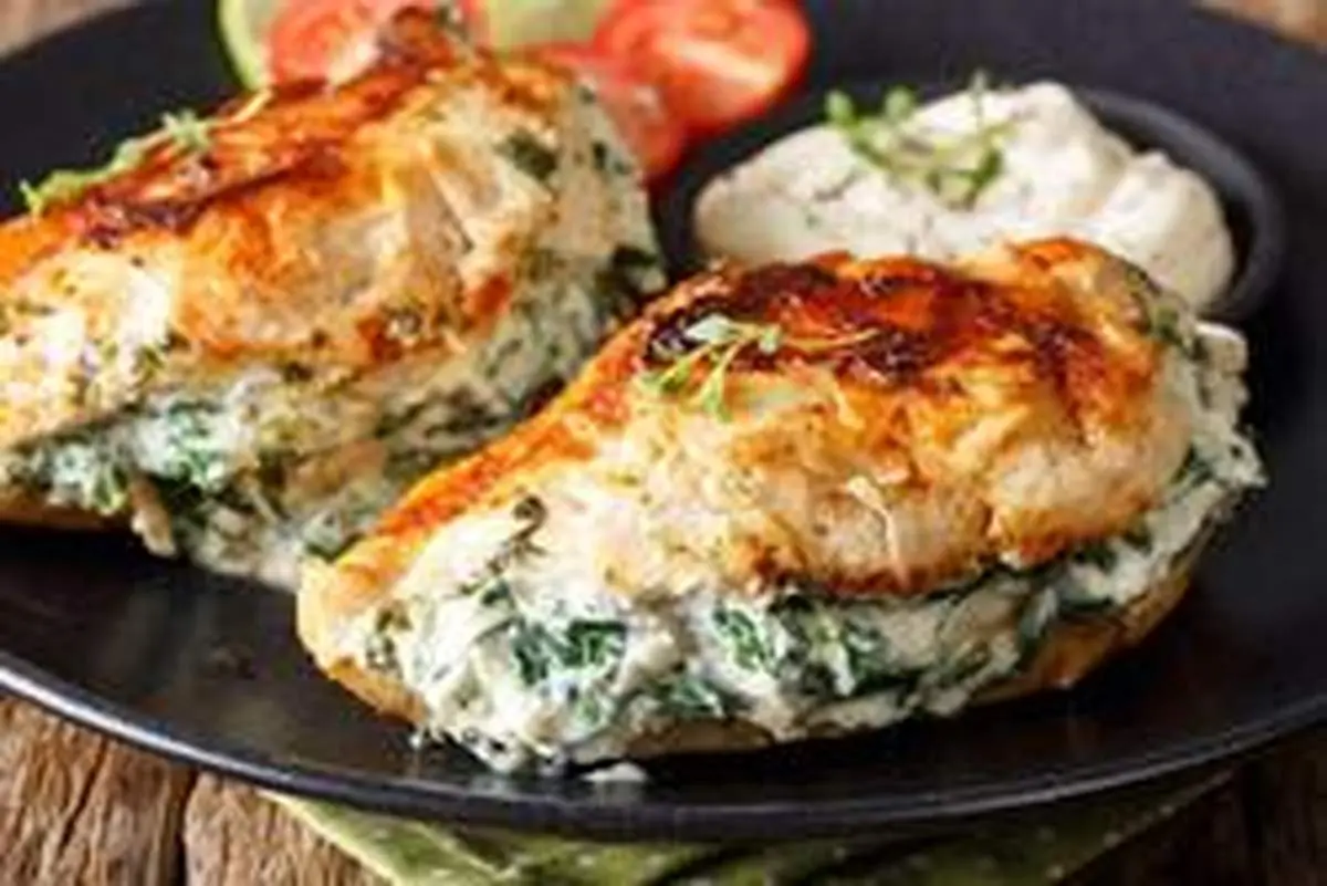طرز تهیه سینه مرغ با پنیر خامه‌ای و اسفناج