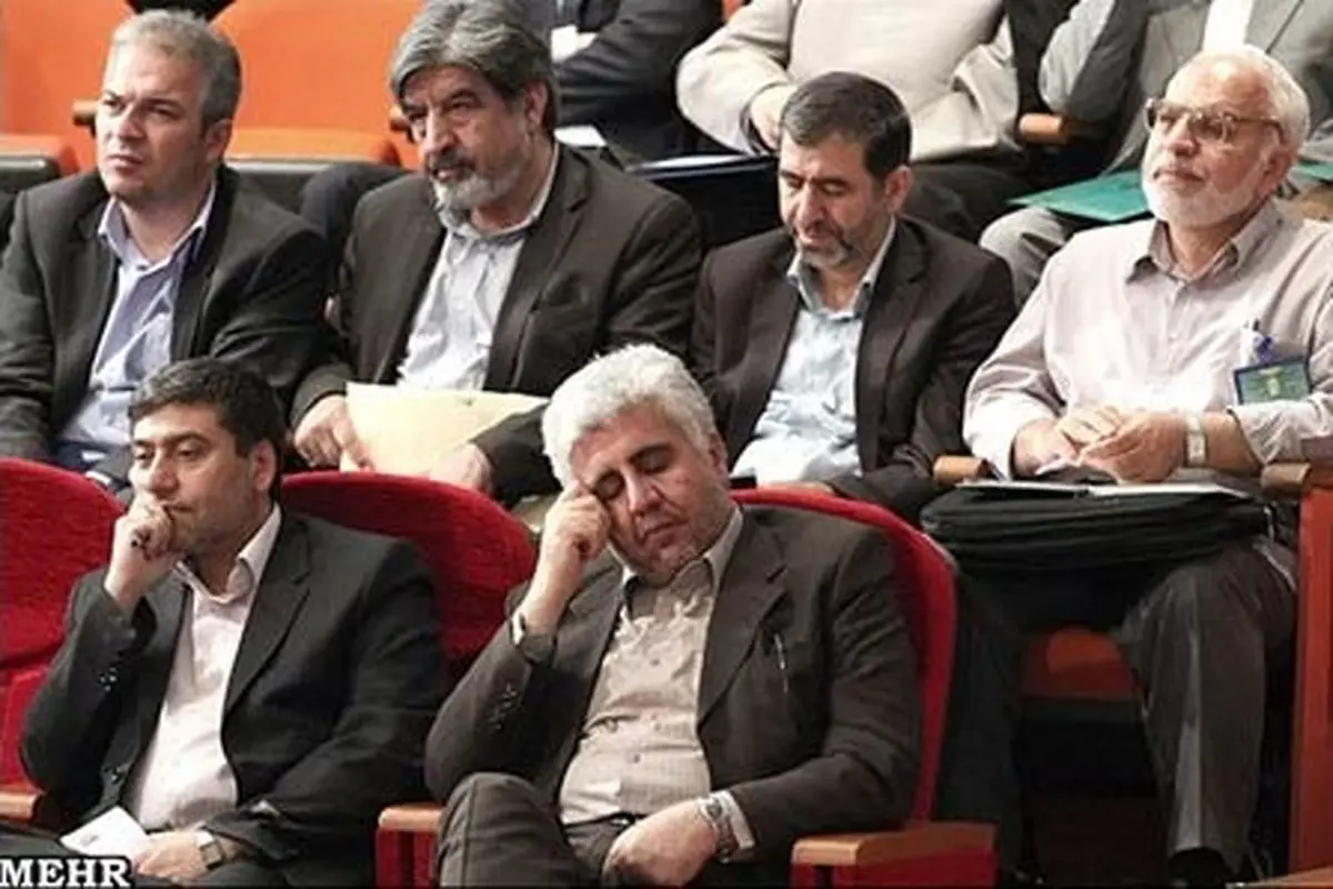 عکس: خواب قیلوله رئیس دانشگاه تهران