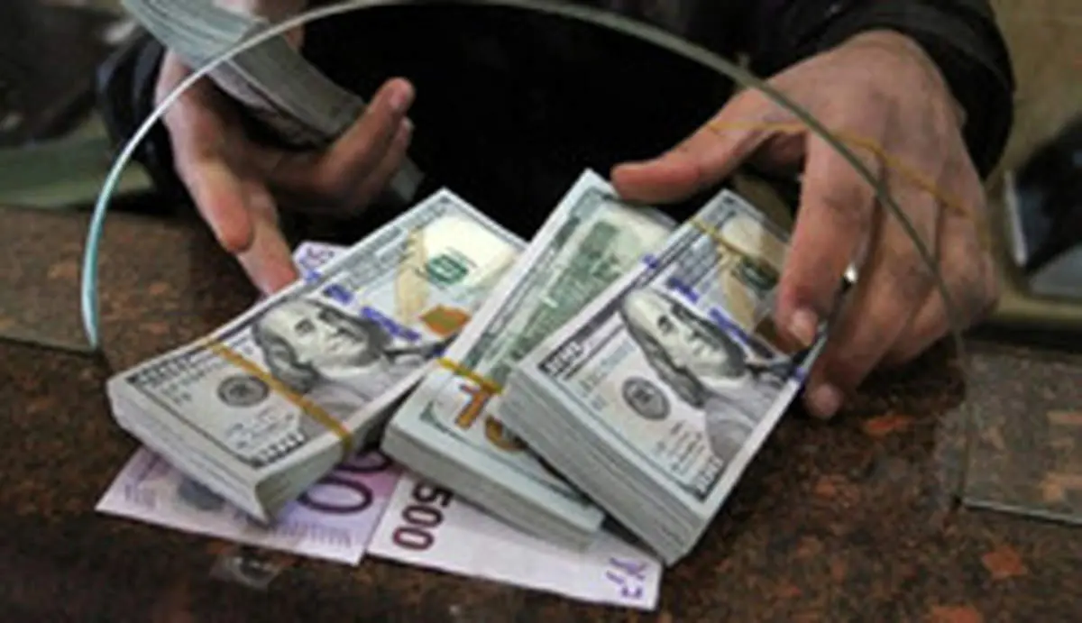 در صرافی بانکها؛ نرخ دلار همچنان صعودی است/ عبور یورو از نیمه کانال ۳۱ هزار تومان