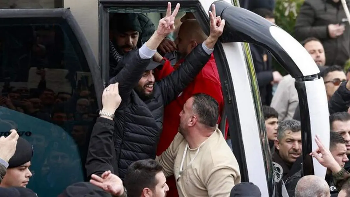 بیش از ۱۹۰۰ فلسطینی در چارچوب اجرای توافق آتش‌بس آزاد می‌شوند/  تحویل ۱۳ اسیر اسرائیلی دیگر به صلیب سرخ