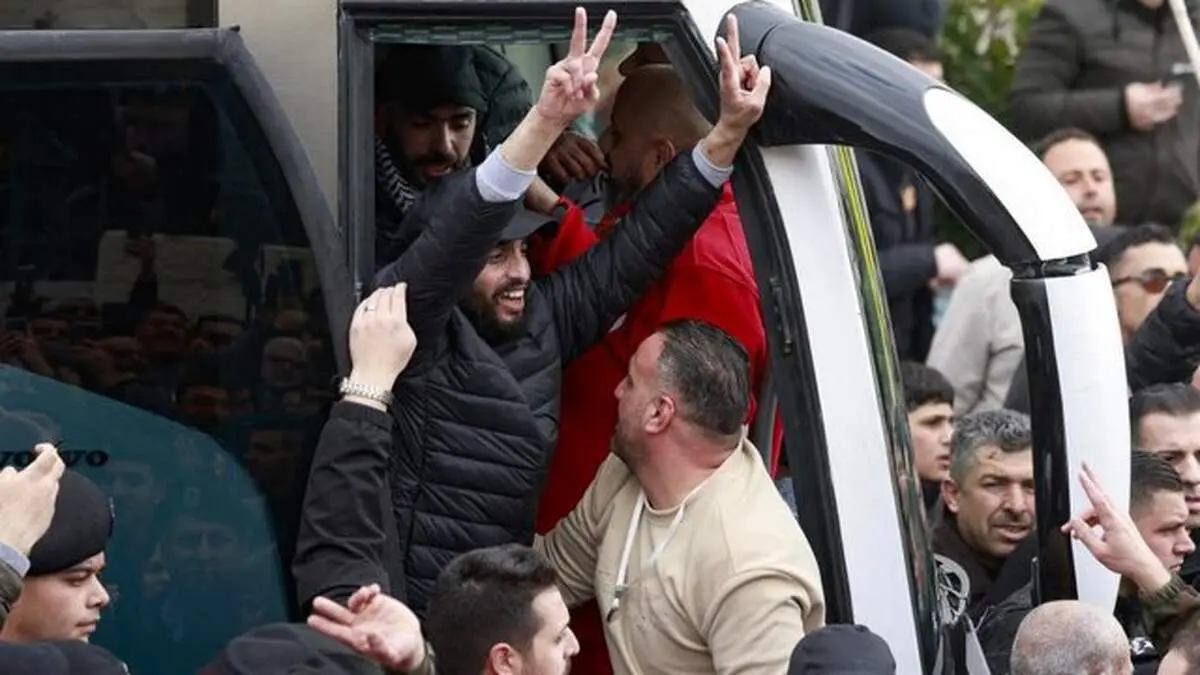 بیش از ۱۹۰۰ فلسطینی در چارچوب اجرای توافق آتش‌بس آزاد می‌شوند/  تحویل ۱۳ اسیر اسرائیلی دیگر به صلیب سرخ