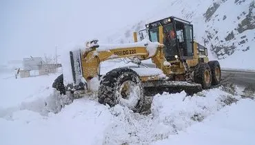 لحظه سقوط یک لودر به داخل دره هنگام پاکسازی جاده برفی در مازندران + فیلم