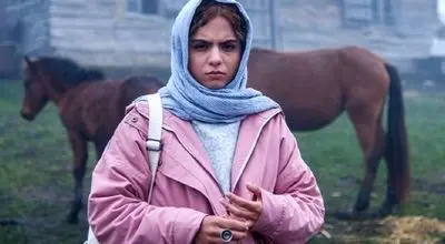 تیپ متفاوت سارا حاتمی بازیگر 20 ساله فیلم آبی روشن در زمین تنیس