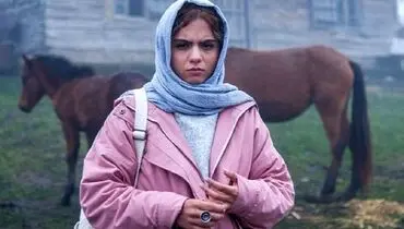 تیپ متفاوت سارا حاتمی بازیگر 20 ساله فیلم آبی روشن در زمین تنیس