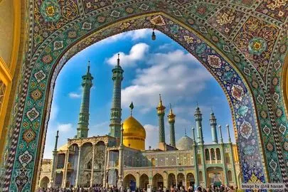 تصاویر گل‌آرایی حرم حضرت معصومه (س) در سالروز ورود به قم + فیلم