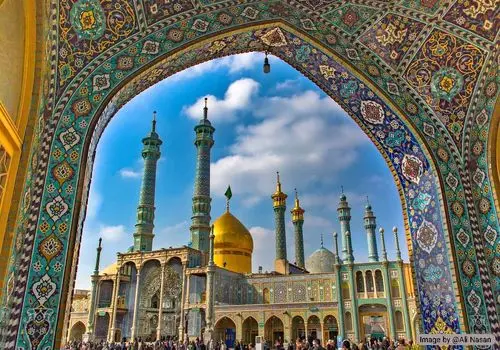 تصاویر گل‌آرایی حرم حضرت معصومه (س) در سالروز ورود به قم + فیلم