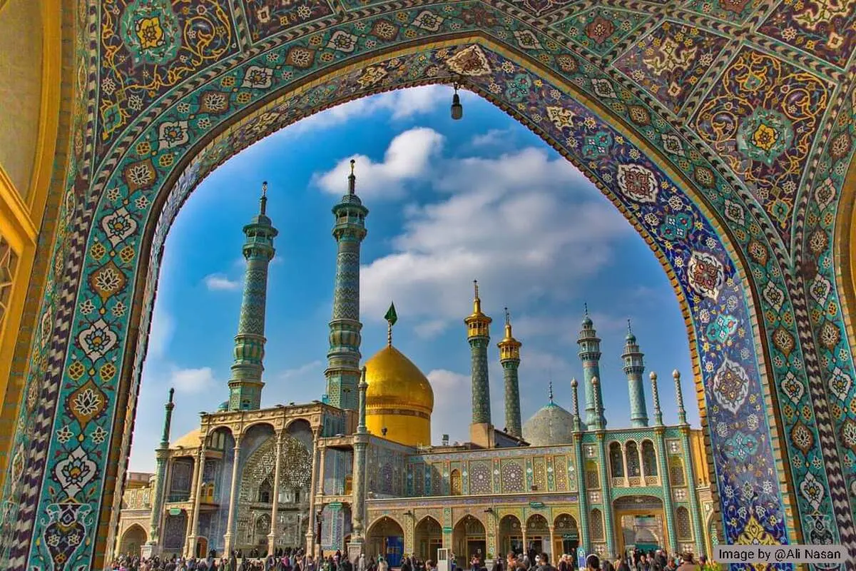 تصاویر گل‌آرایی حرم حضرت معصومه (س) در سالروز ورود به قم + فیلم