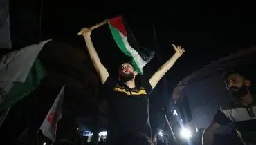 شادی فلسطینیان با حمل بقایایی از یک موشک ایرانی+فیلم