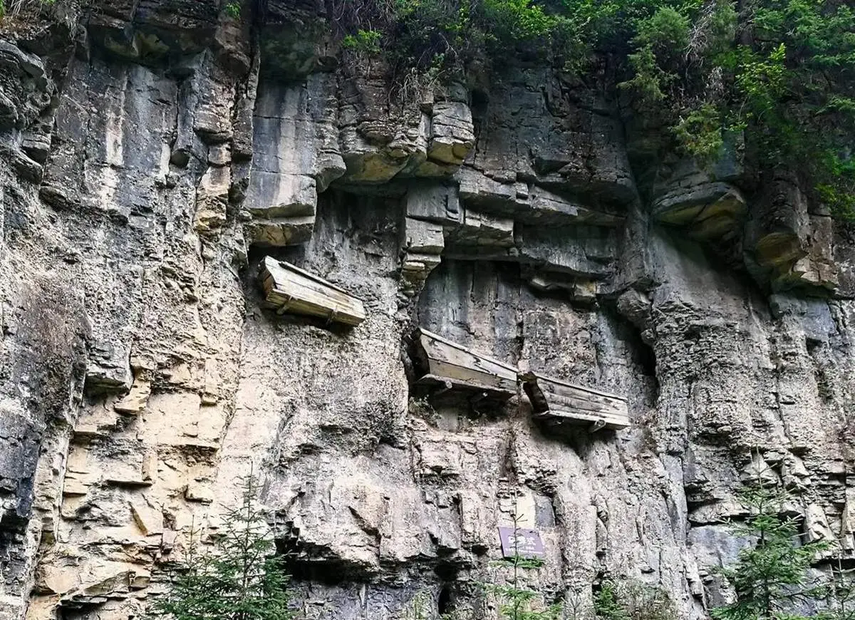 کشف نژاد مردگان دفن‌شده در تابوت‌های معلق باستانی+ عکس