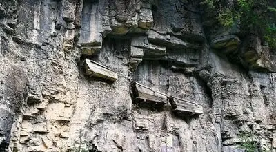 کشف نژاد مردگان دفن‌شده در تابوت‌های معلق باستانی+ عکس