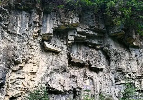 کشف نژاد مردگان دفن‌شده در تابوت‌های معلق باستانی+ عکس