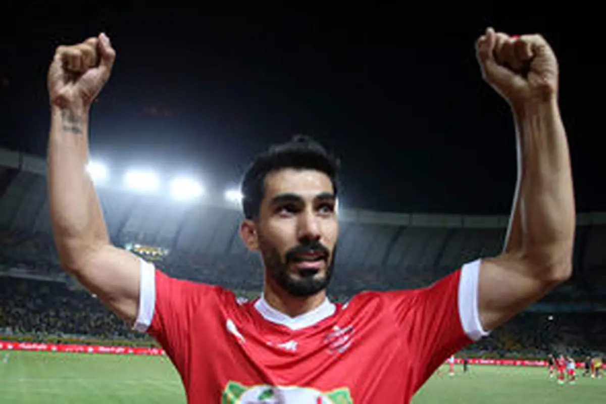 ستاره پرسپولیس با حلقه ازدواجش در زمین حاضر شد