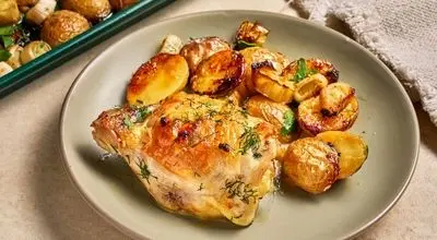 شام آسان و خوشطعم: مرغ لیمویی با سیبزمینی و ترهفرنگی در فر