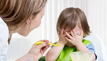 ۵ اشتباه تغذیه‌ای رایج در مراقبت از کودک که باید از آن‌ها پرهیز کرد

