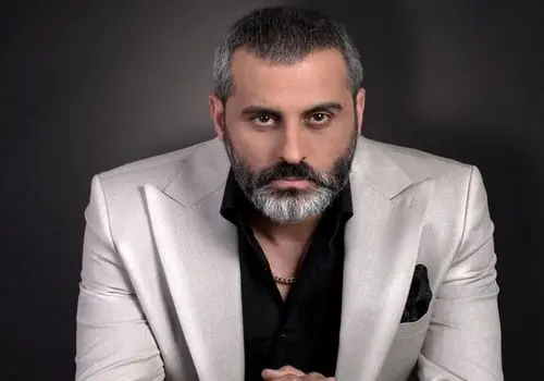 قاب سیاه و سفید علیرام نورایی و همسرش + عکس