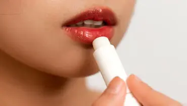  ۵ نکته مهم از خوردن بالم لب!