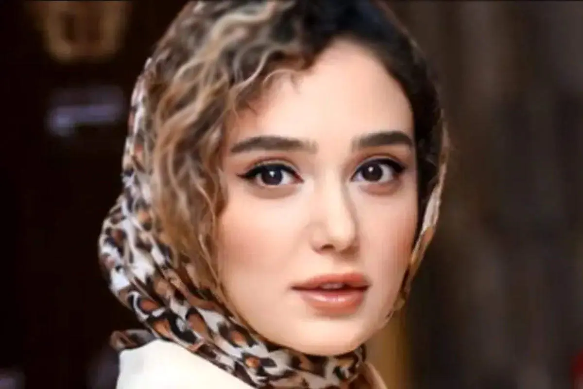 پالتوی قرمز و کلاسیک ساقی حاجی‌پور برای روزهای برفی و سرد تهران