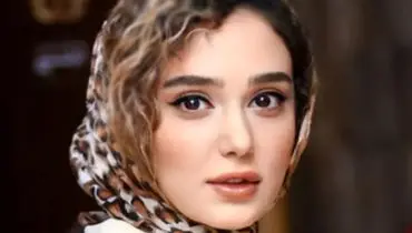 پالتوی قرمز و کلاسیک ساقی حاجی‌پور برای روزهای برفی و سرد تهران