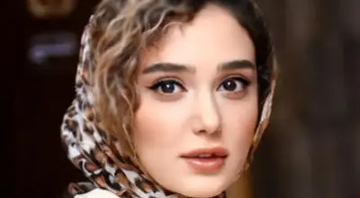 پالتوی قرمز و کلاسیک ساقی حاجی‌پور برای روزهای برفی و سرد تهران