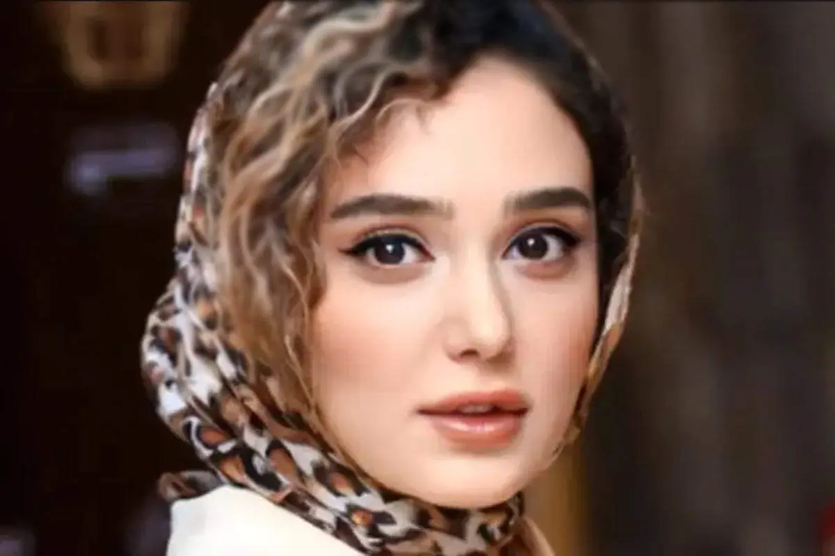 پالتوی قرمز و کلاسیک ساقی حاجی‌پور برای روزهای برفی و سرد تهران