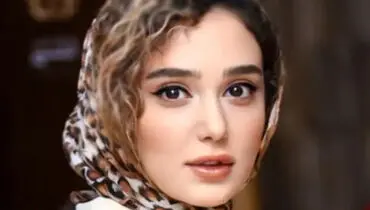 پالتوی قرمز و کلاسیک ساقی حاجی‌پور برای روزهای برفی و سرد تهران