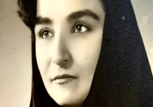 «پروین سلیمانی» در 85 سالگی در مراسم تشییع مهری مهرنیا؛ سال 87