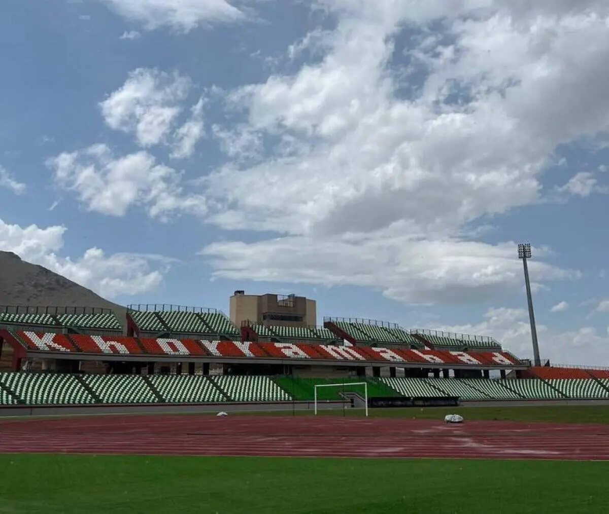 اقدام جالب باشگاه خیبر برای خشک کردن زمین چمن + فیلم

