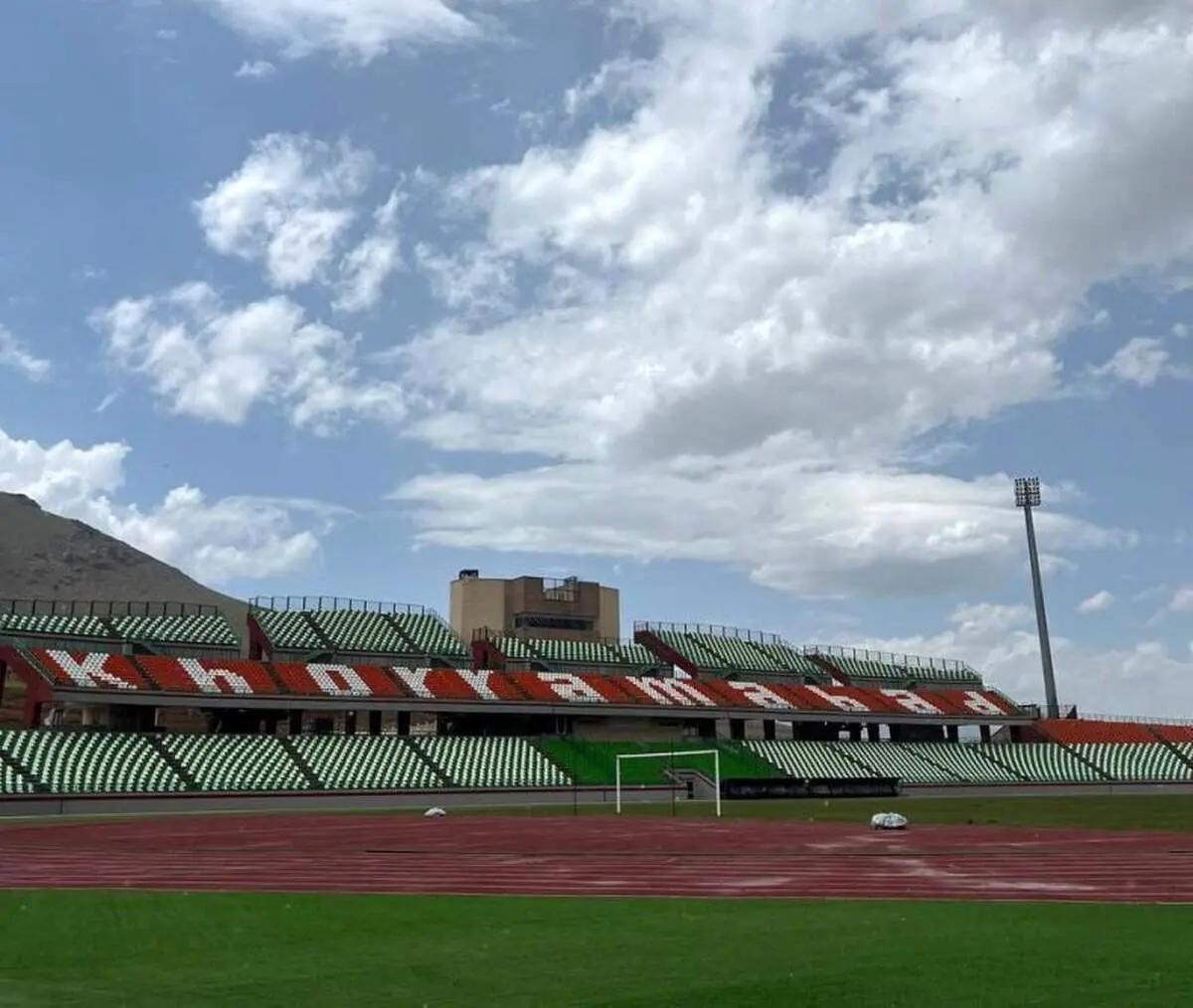 اقدام جالب باشگاه خیبر برای خشک کردن زمین چمن + فیلم