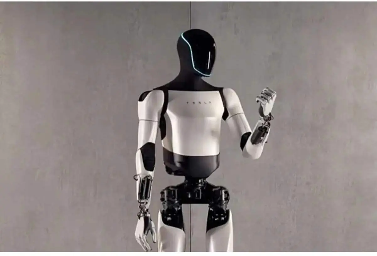 سقوط دردسرساز ربات انسان‌نما در اولین نمایش عمومی | فیلم