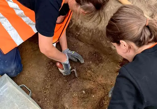 کشف نیزه‌های طلاکوب ۲۸۰۰ ساله از چشمه مقدس + عکس