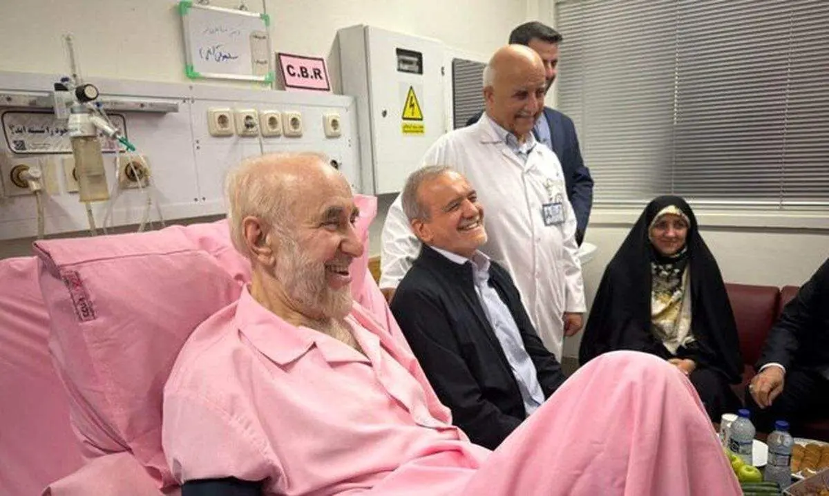 و باز هم صورتی:خاتمی با یک تسبیح صورتی در بیمارستان سورپرایز شد/عکس