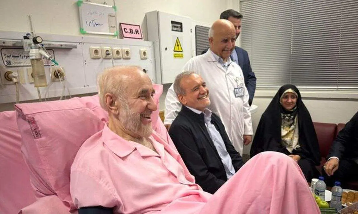 و باز هم صورتی:خاتمی با یک تسبیح صورتی در بیمارستان سورپرایز شد/عکس