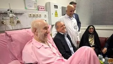 و باز هم صورتی:خاتمی با یک تسبیح صورتی در بیمارستان سورپرایز شد/عکس