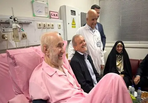 و باز هم صورتی:خاتمی با یک تسبیح صورتی در بیمارستان سورپرایز شد/عکس