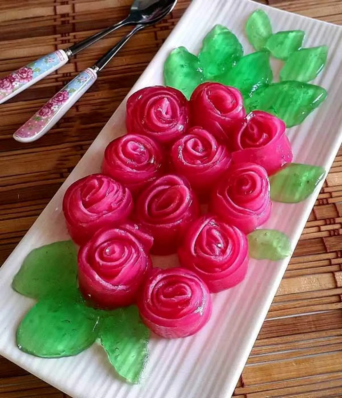 ژله رولی با بستنی؛ دسر ساده و شیک پاییزی

