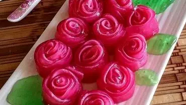 ژله رولی با بستنی؛ دسر ساده و شیک پاییزی

