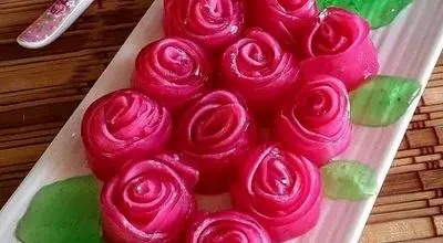 ژله رولی با بستنی؛ دسر ساده و شیک پاییزی

