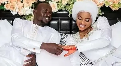 سادیو مانه و خانواده‌اش ؛ سادیو مانه به همراه به همراه همسرش عایشه تامبا و دختر کوچکش امینه